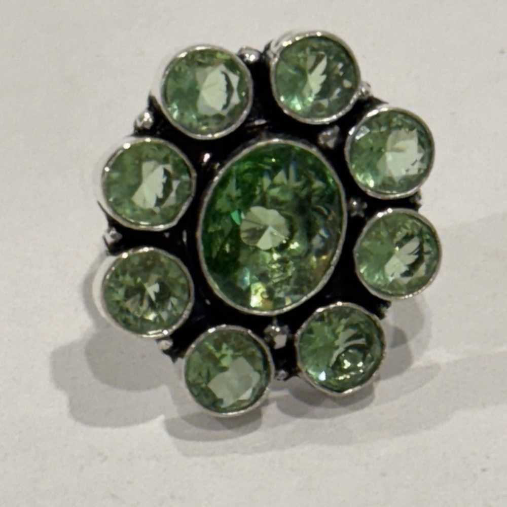 🆕 Elegant Natural Peridot Gemstone Ring in Sterling Silver Size 7 🆕 - Picture 2 of 9